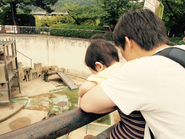 動物観る親子